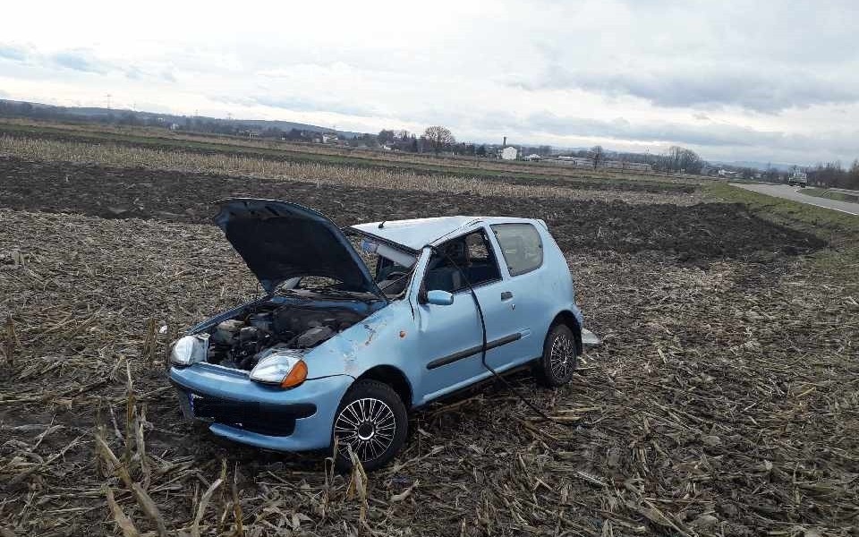 Dachowanie seicento. Poranne działania służb ratowniczych