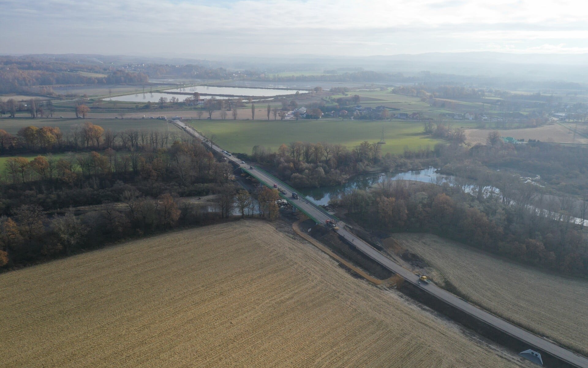 Ponad rok trwał remont mostu na DW949 łącząc Łęki z Zasolem. Dziś mostem przejechali pierwsi kierowcy – FILM!