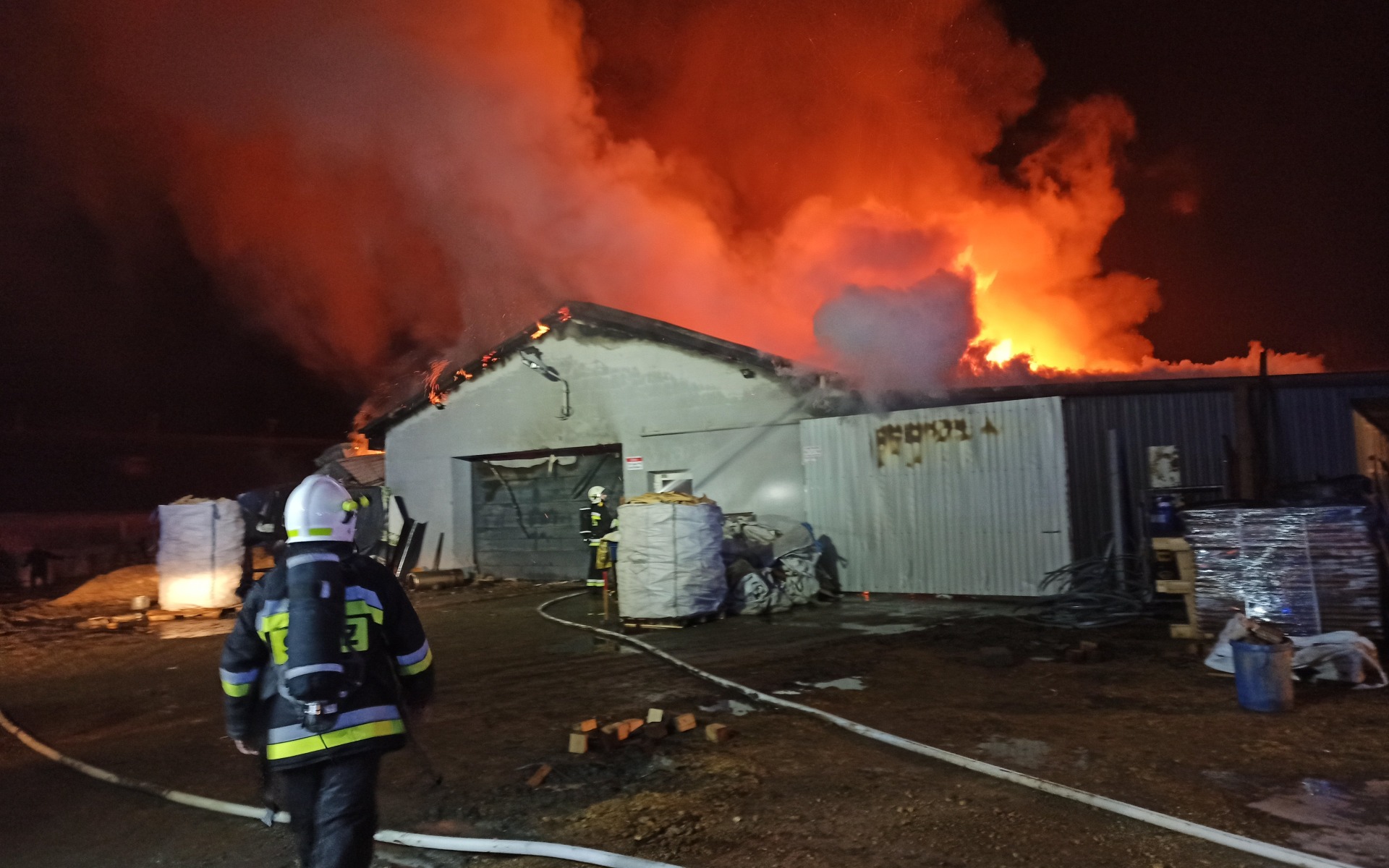 Pożar tartaku w Przeciszowie. Na miejsce dysponowane liczne środki z województwa – ZDJĘCIA, FIlM!