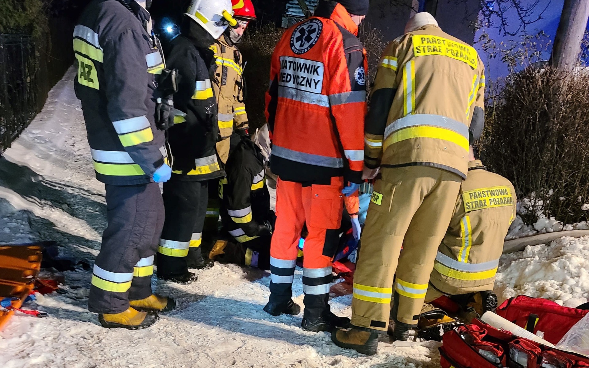 Wstępne szczegóły pożaru w Piotrowicach. 68-latek śmiertelnie zatruł się dymem z płonących kontenerów na odpady