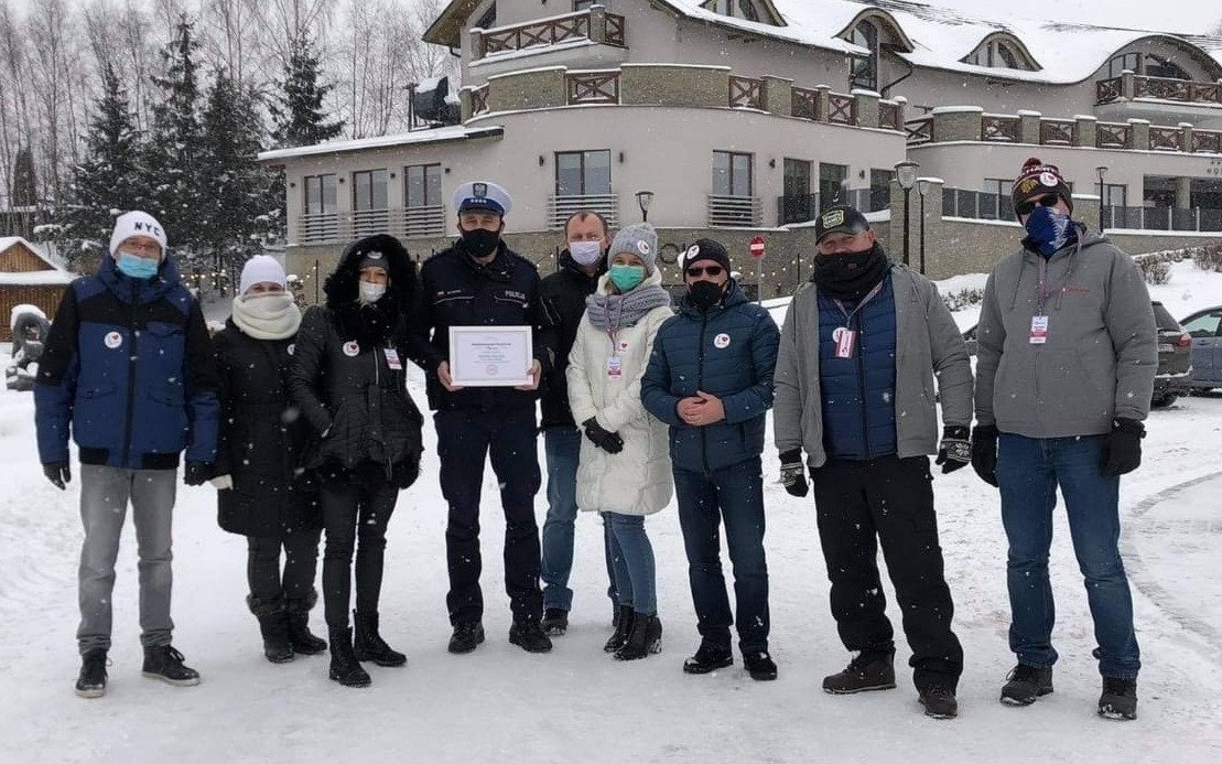 Oświęcimski policjant asp.sztab. Michał Piszczek, otrzymał tytuł „Pozytywna Osoba” w podziękowaniu za pomoc w transporcie Nikolki