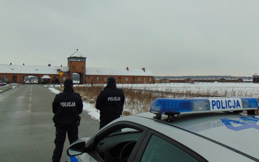 Zabezpieczenie prewencyjne policjantów z oświęcimskiej komendy Policji w czasie obchodów rocznicy wyzwolenia miasta i byłego obozu koncentracyjnego