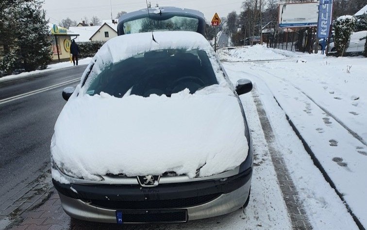 Policjanci apelują do kierowców: Odśnież samochód zanim wyruszysz w drogę!
