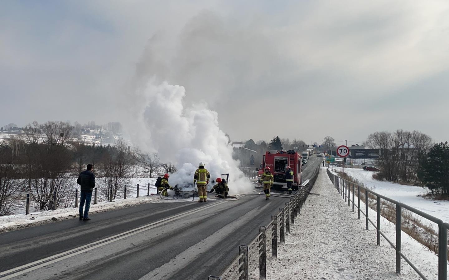 Pożar samochodu. Trwa akcja gaśnicza – ZDJĘCIA!