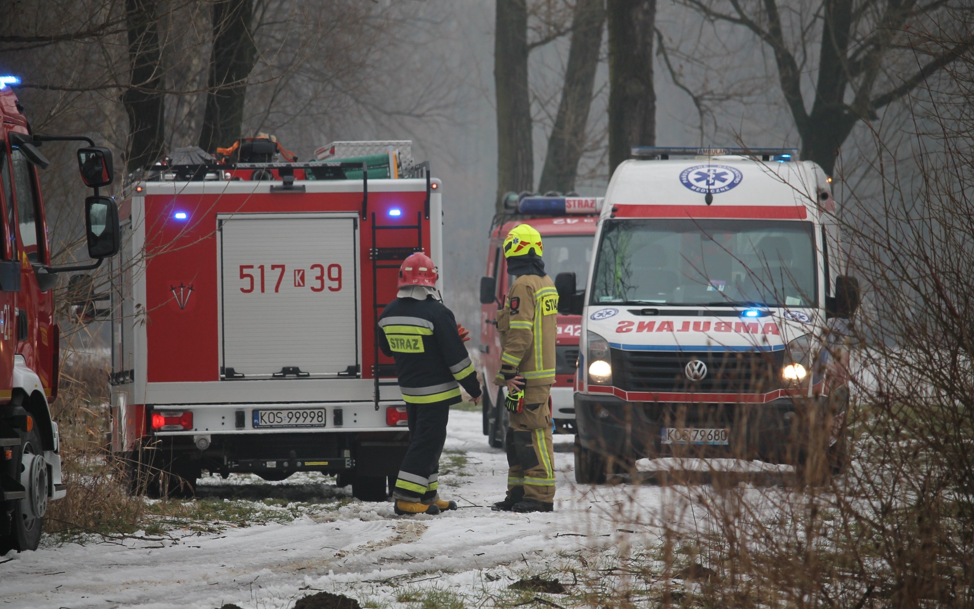Mężczyzna wpadł do stawu. Skuteczna akcja ratownicza strażaków i ratowników medycznych – ZDJĘCIA!