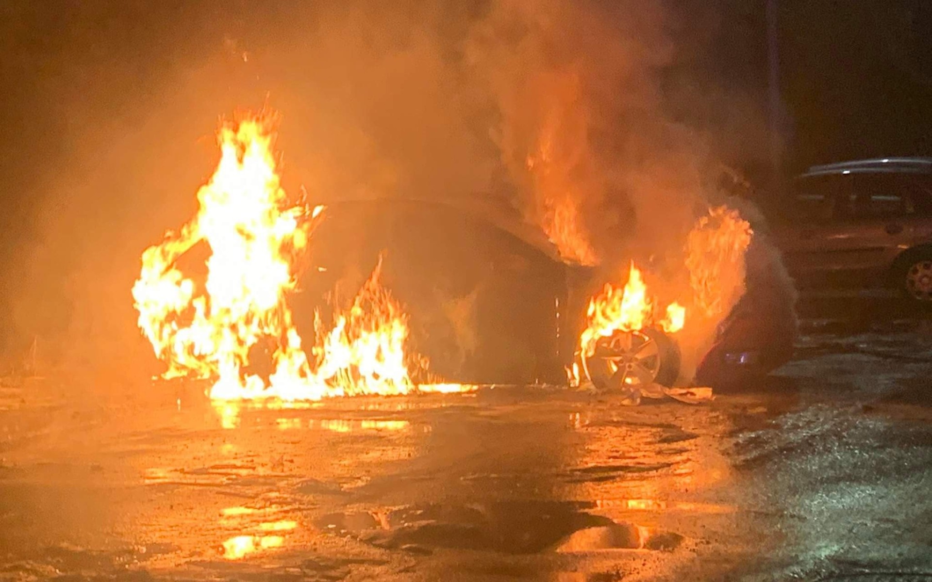 Pożar samochodu. W akcji gaśniczej strażacy – ZDJĘCIA!