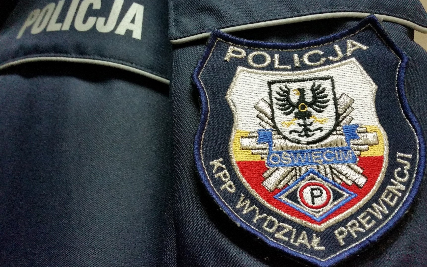 Pijany stał na barierce balkonu. Do akcji szybko wkroczyli policjanci i strażacy