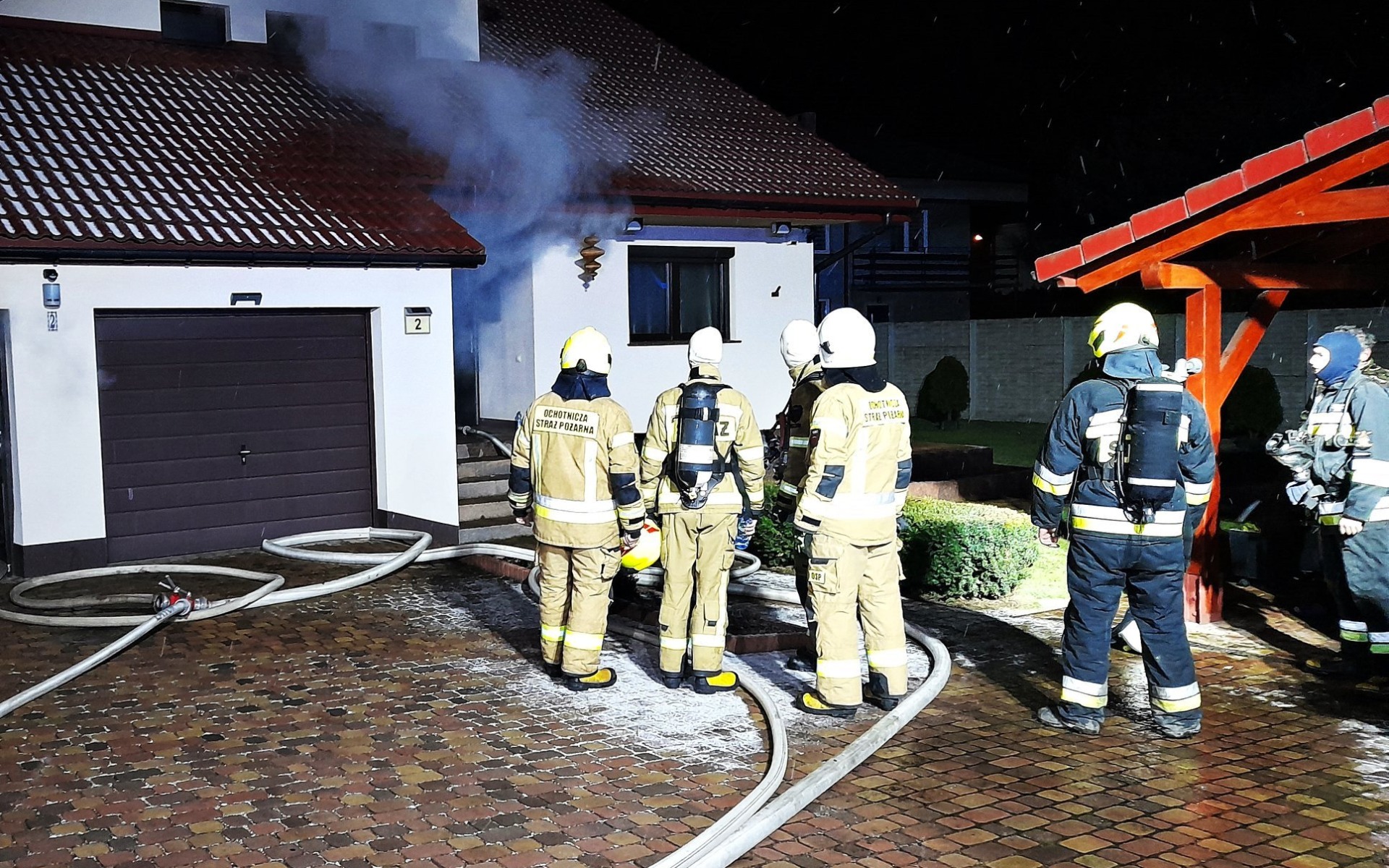 Pożar budynku w Zatorze. Działania prowadziło kilka jednostek straży pożarnej – ZDJĘCIA!