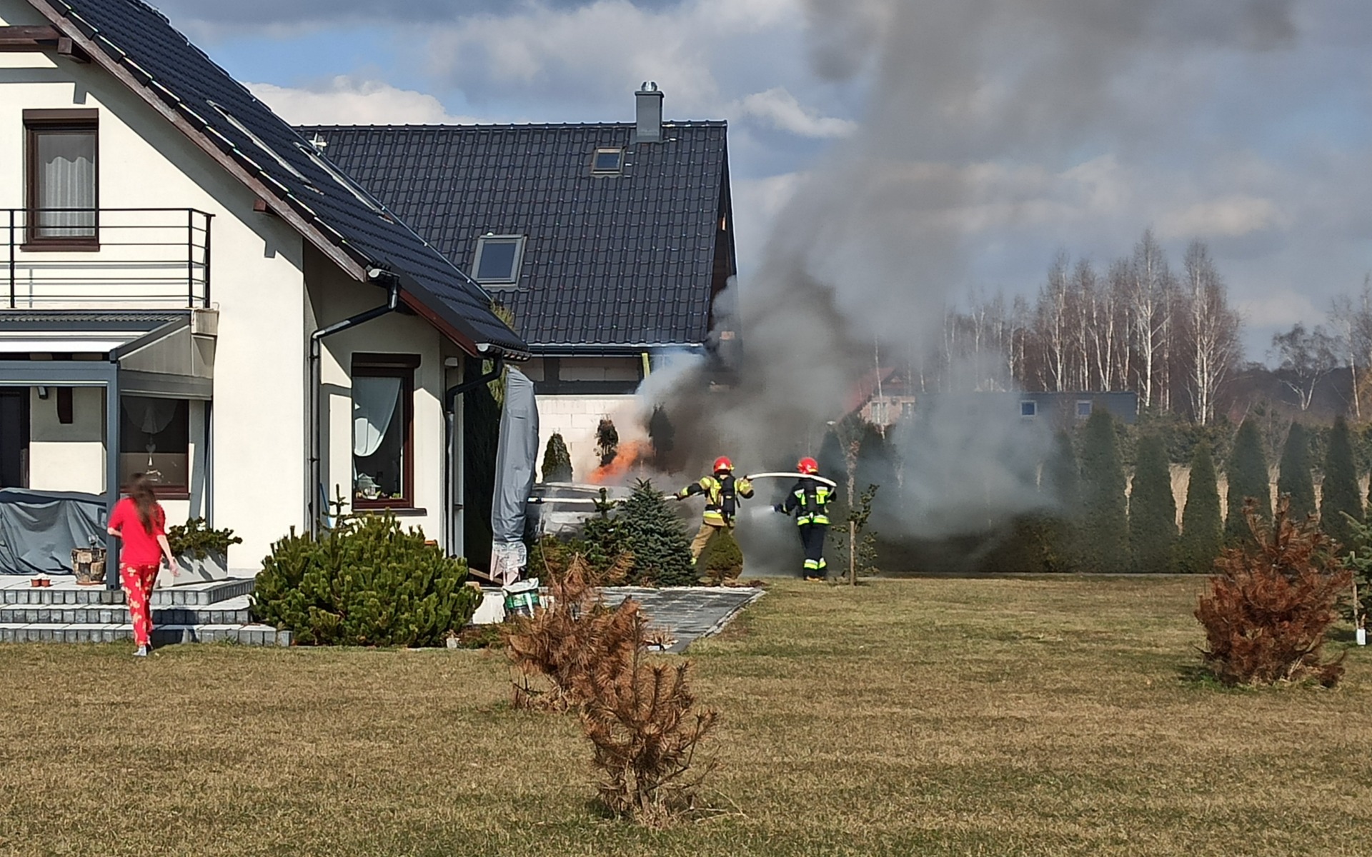 Pożar samochodu w Porębie Wielkiej – FILM, ZDJĘCIA!