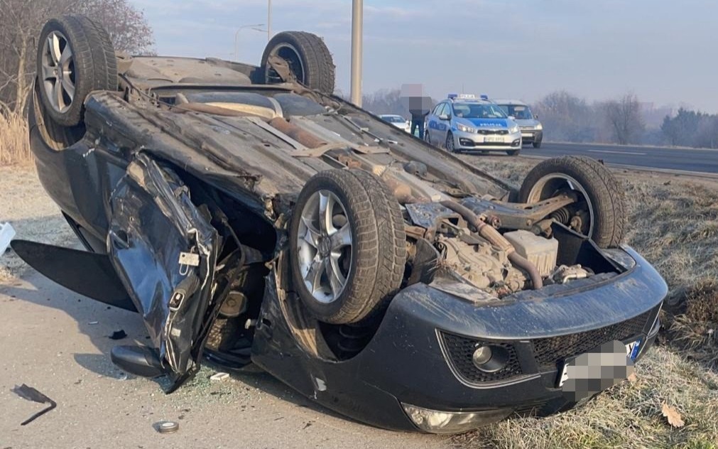 Zdarzenie drogowe na DK44 przy Komendzie Powiatowej PSP – ZDJĘCIA!