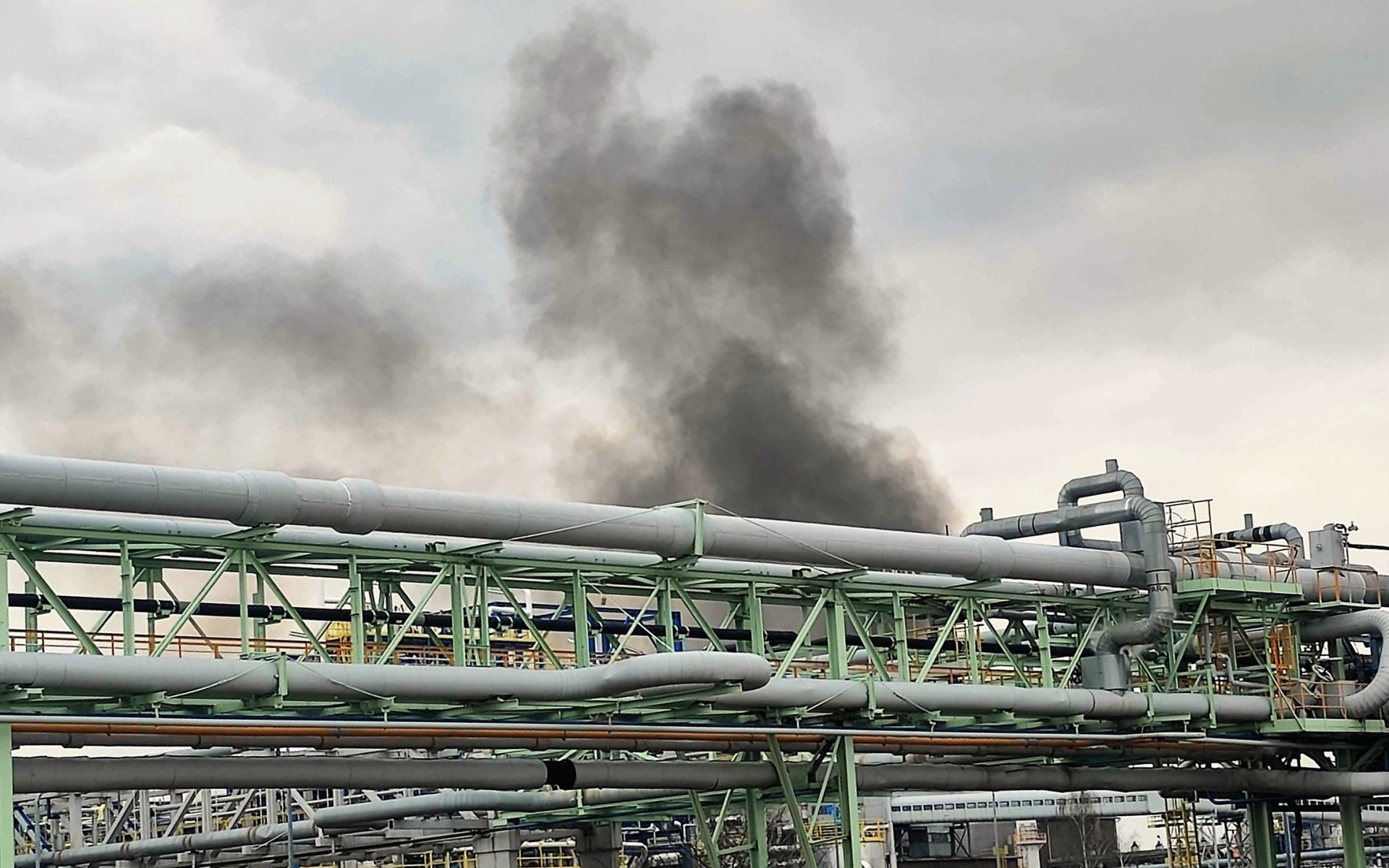 Kłęby czarnego dymu nad firmą Synthos. W działaniach zastępy gaśnicze z Zakładowej Służby Ratowniczej