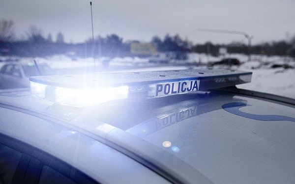 Obywatelskie zatrzymanie pijanego kierowcy, który samochodem uszkodził drzwi sklepu