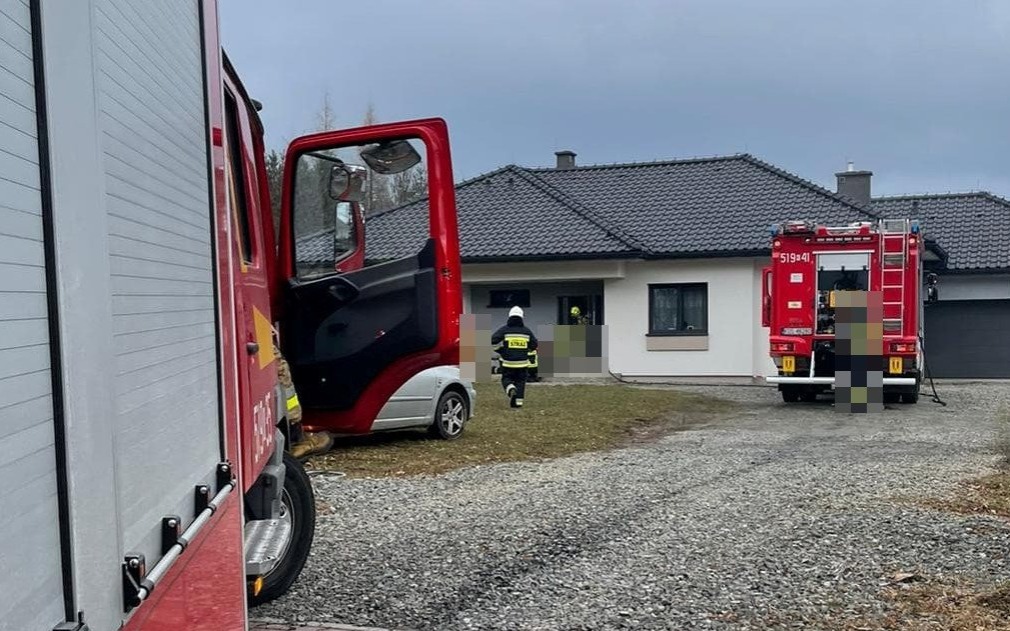 Pożar budynku w Kętach. Jeden z mieszkańców nieprzytomny, na miejsce leci śmigłowiec LPR – ZDJĘCIA!