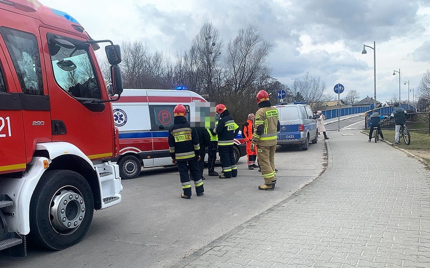 Nastolatka chciała skoczyć z kładki do rzeki Soły w Oświęcimiu. Błyskawiczna pomoc pozwoliła uniknąć tragedii – ZDJĘCIA!