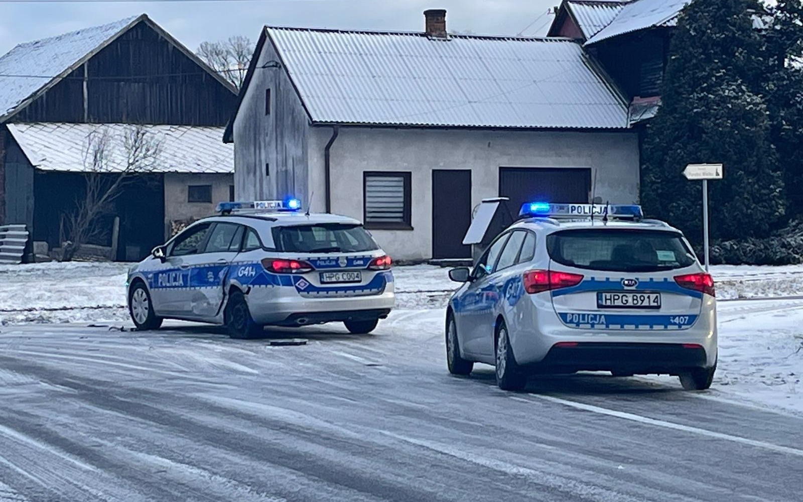 Wypadek z udziałem radiowozu. Poszkodowani policjanci – ZDJĘCIA!