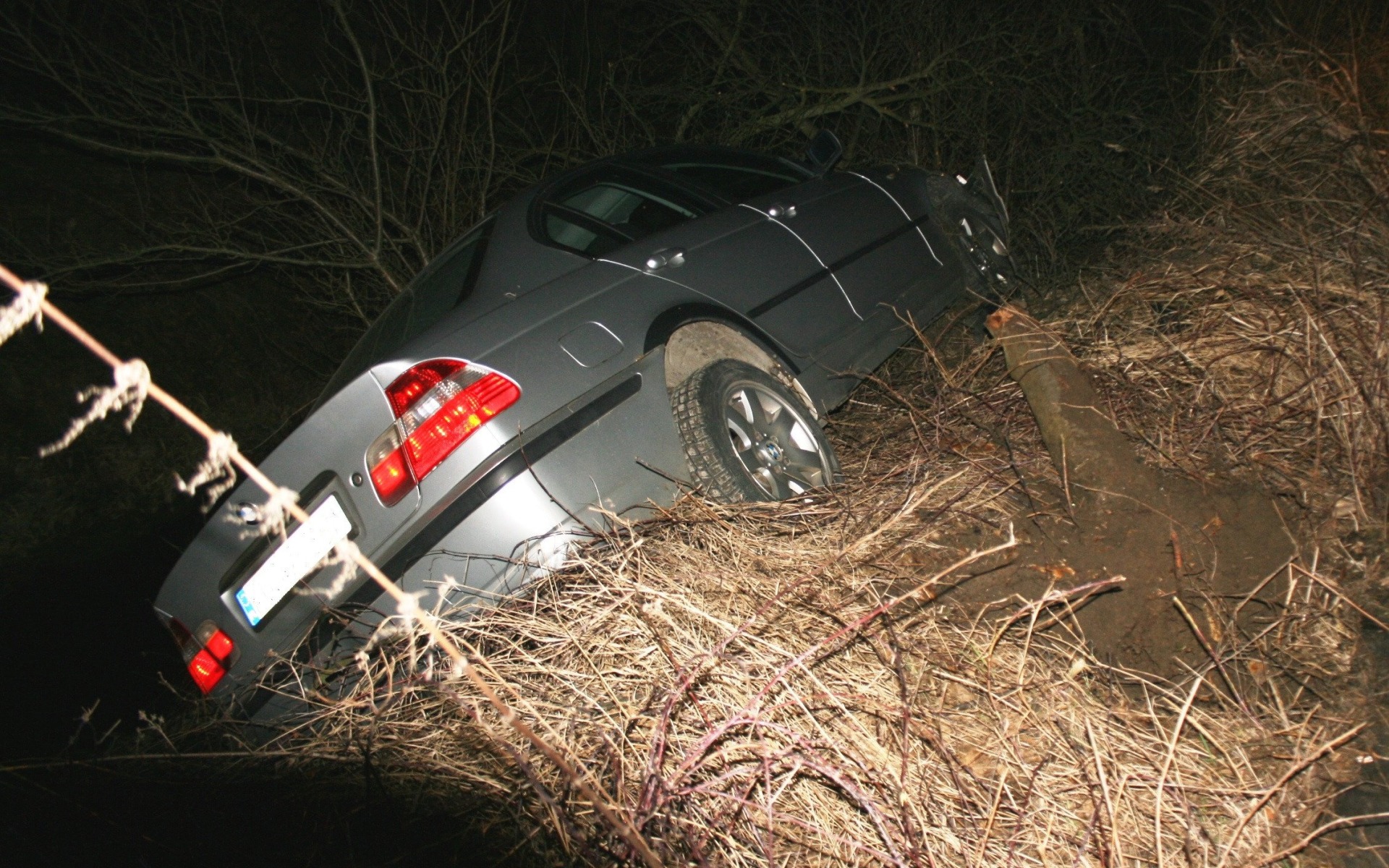 Rodzice dali mu auto, choć nie miał prawa jazdy. Chwilę później samochód wypadł z drogi