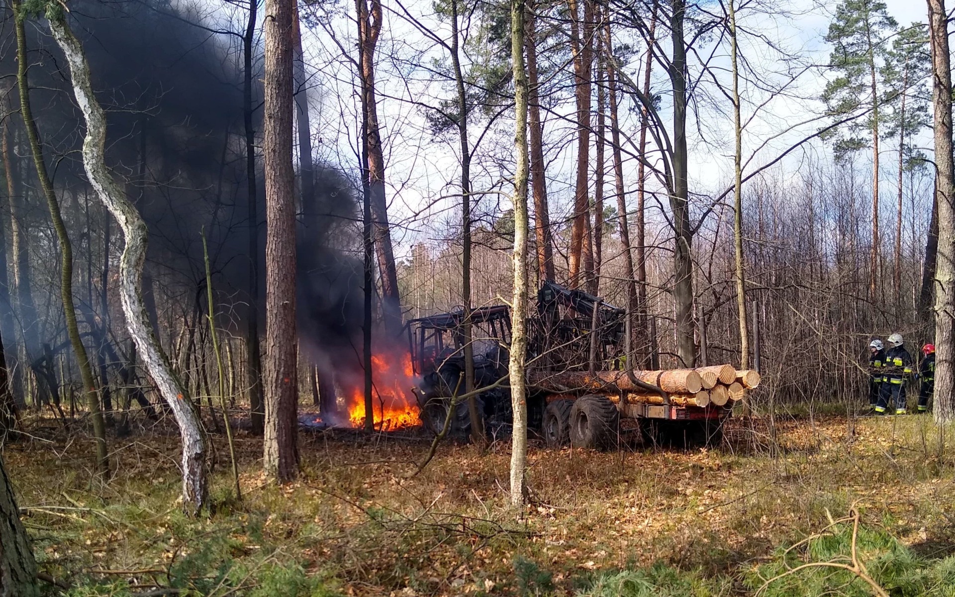 W środku lasu palił się ciągnik rolniczy – ZDJĘCIA!