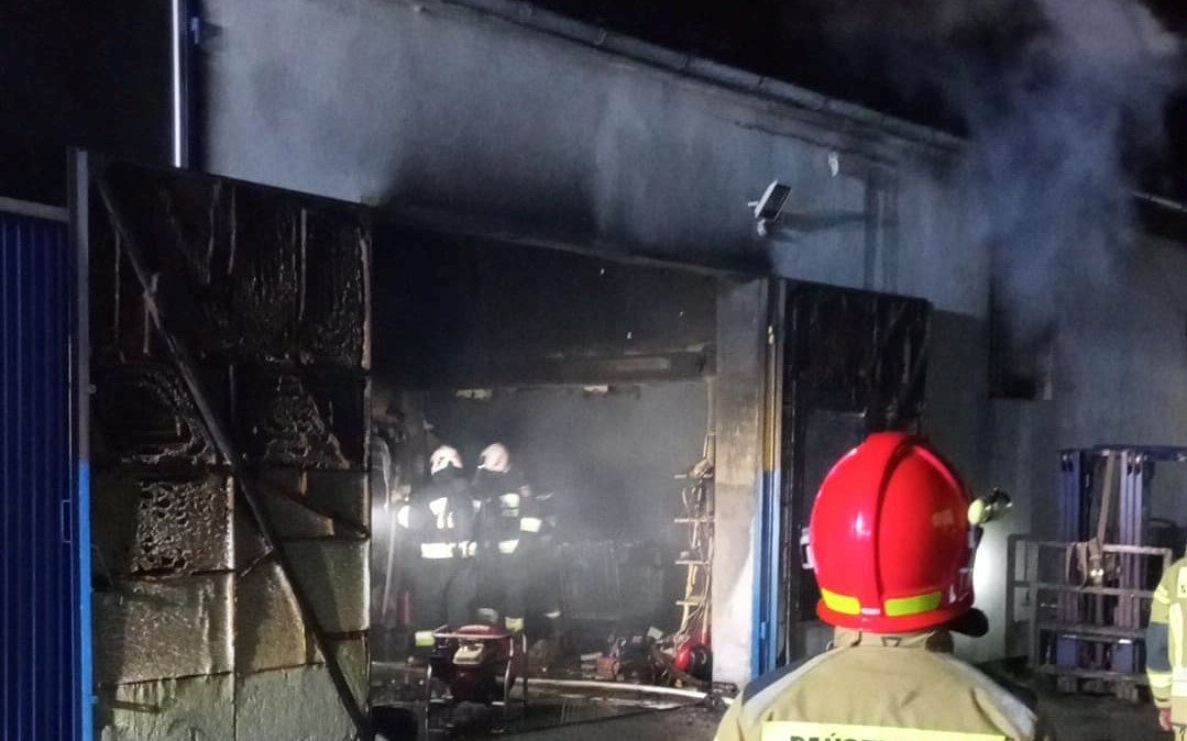 Pożar warsztatu samochodowego w Brzeszczach – ZDJĘCIA!