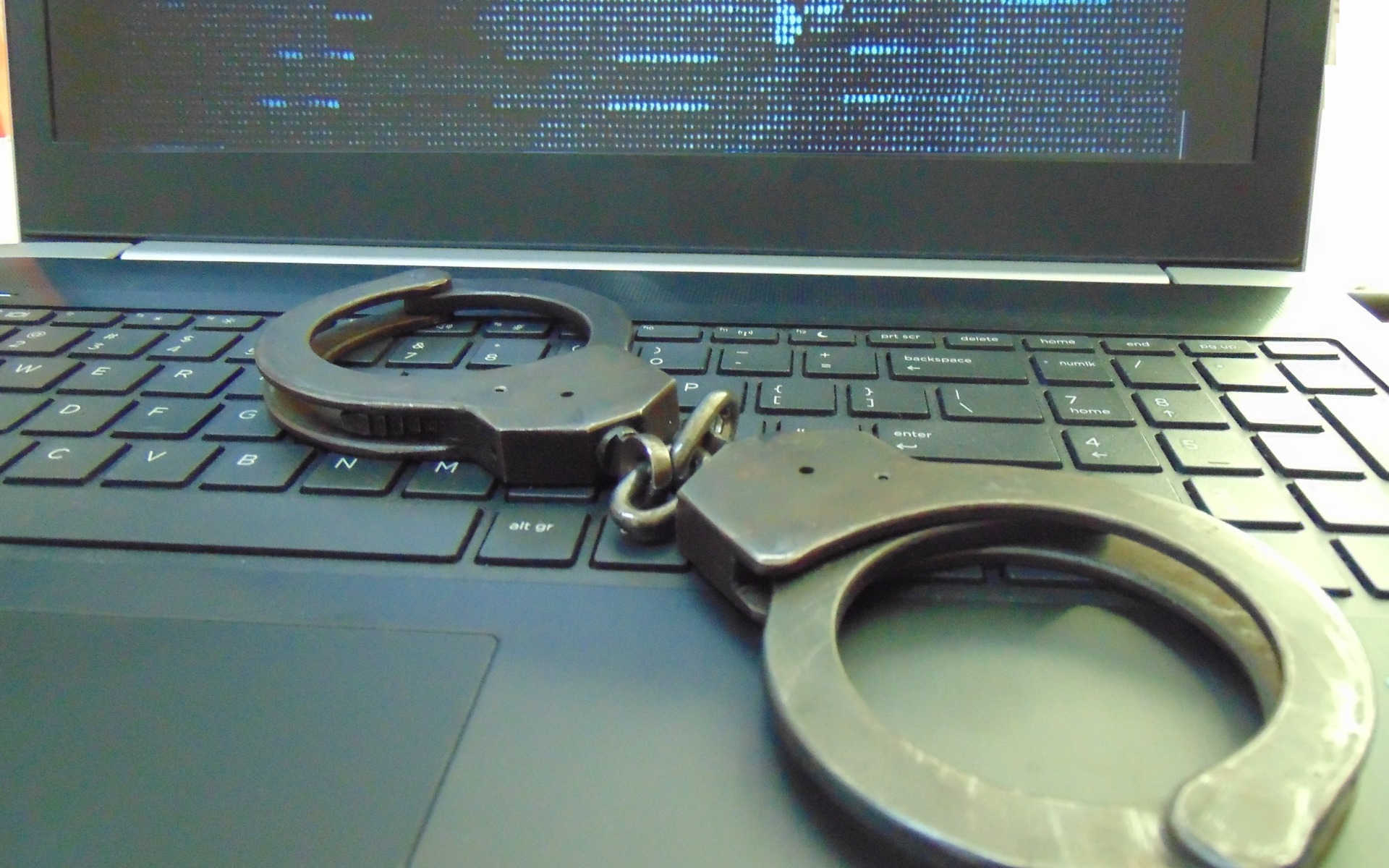 Zainstalował aplikację i stracił 2 tysiące złotych. Policjanci ostrzegają przed hakerami okradającymi konta bankowe.