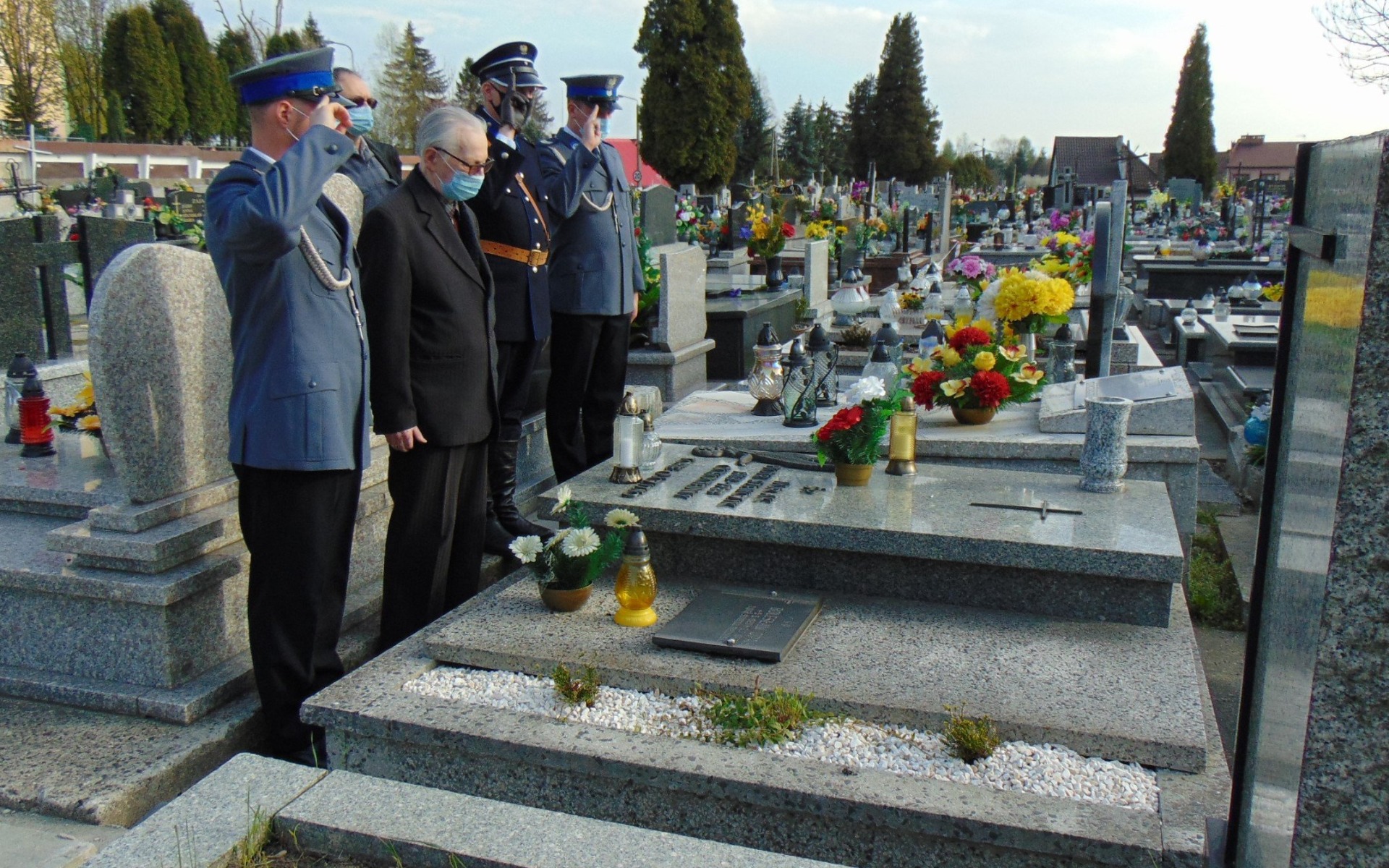 81. Rocznica Zbrodni Katyńskiej. Oddali hołd i zapalili znicze na symbolicznych grobach przedwojennych policjantów
