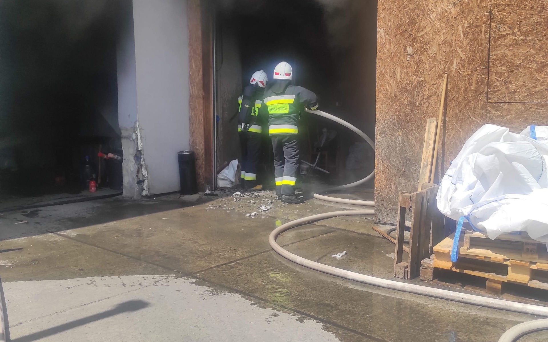 Pożar zakładu w Jawiszowicach – ZDJĘCIA!