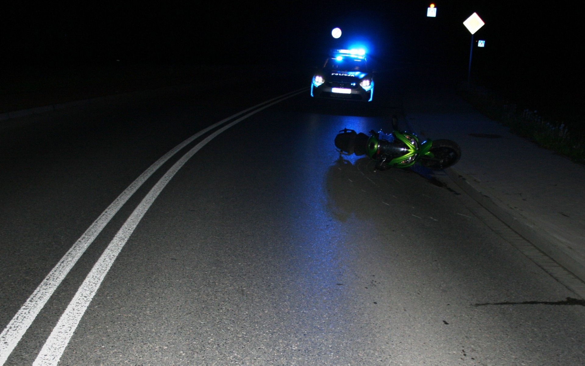 Nocny wypadek motocyklisty. Dzięki jednemu z kierowców w porę otrzymał pomoc