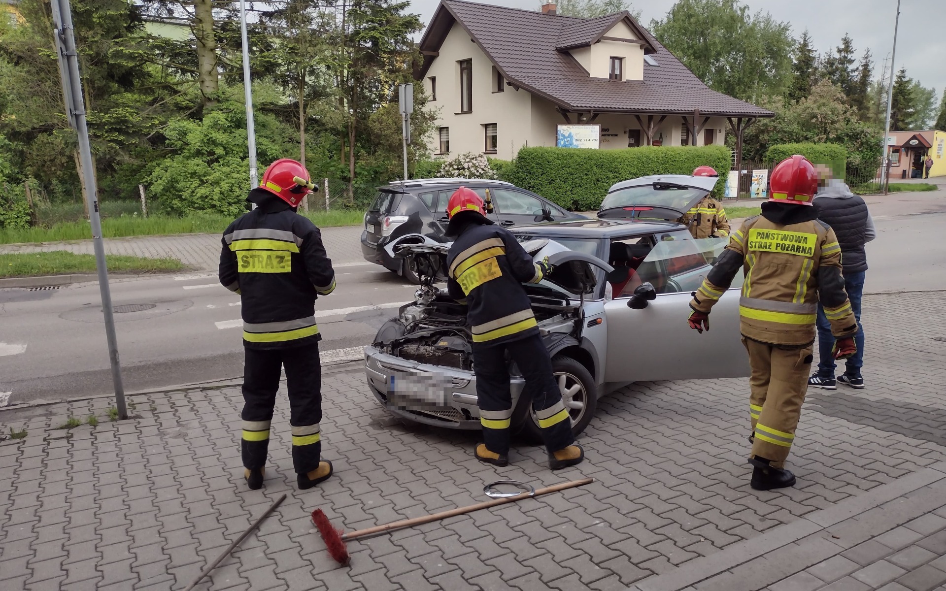 W zderzeniu samochodów zginął pies. Policjanci apelują o odpowiednie zabezpieczenie swoich czworonożnych pupili w czasie podróży samochodem.
