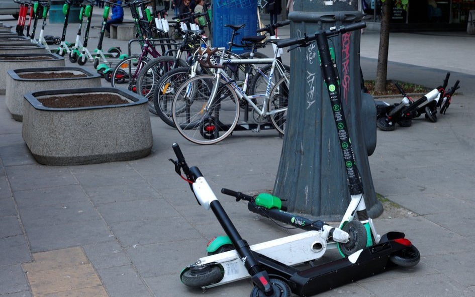 Policjanci przypominają o ważnych zmianach  w przepisach dla osób poruszających się hulajnogami elektrycznymi