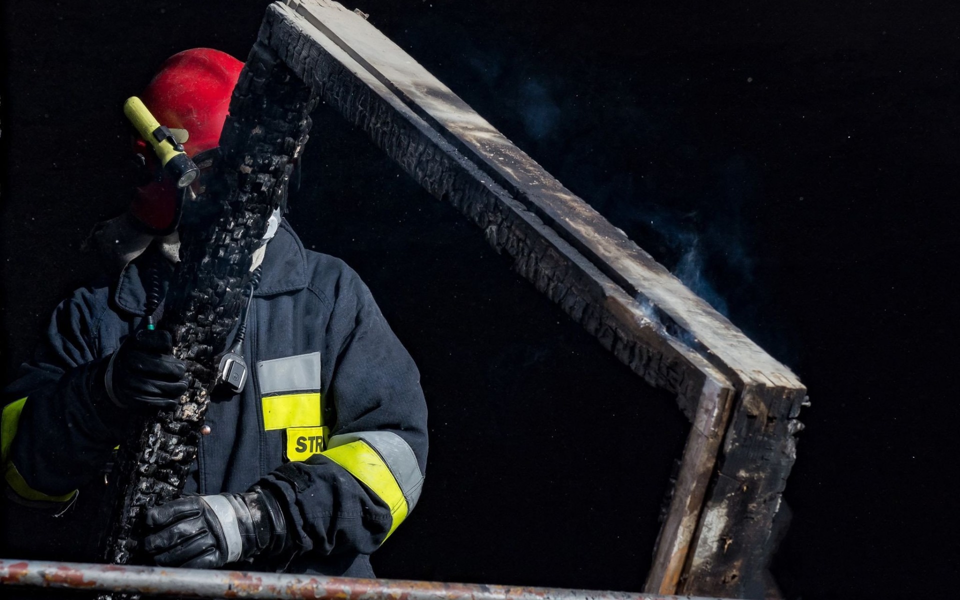 Policjanci prowadzą czynności mające na celu ustalenie sprawcy podpaleń piwnic