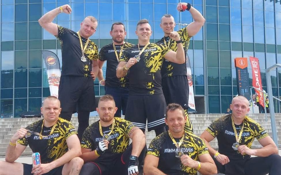 Ośmiu policjantów na mecie Runmageddon Rekrut