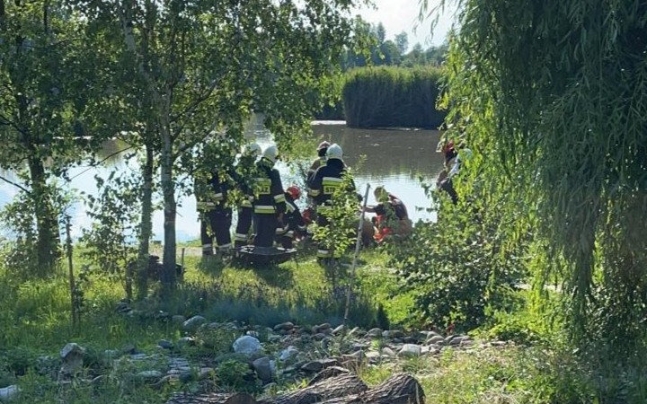 Mężczyzna nabił się na drzewo. W akcji służby ratownicze- ZDJĘCIA!