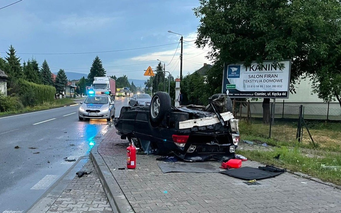 Dachowanie BMW. Za kierownicą młody mieszkaniec gminy Kęty – ZDJĘCIA!