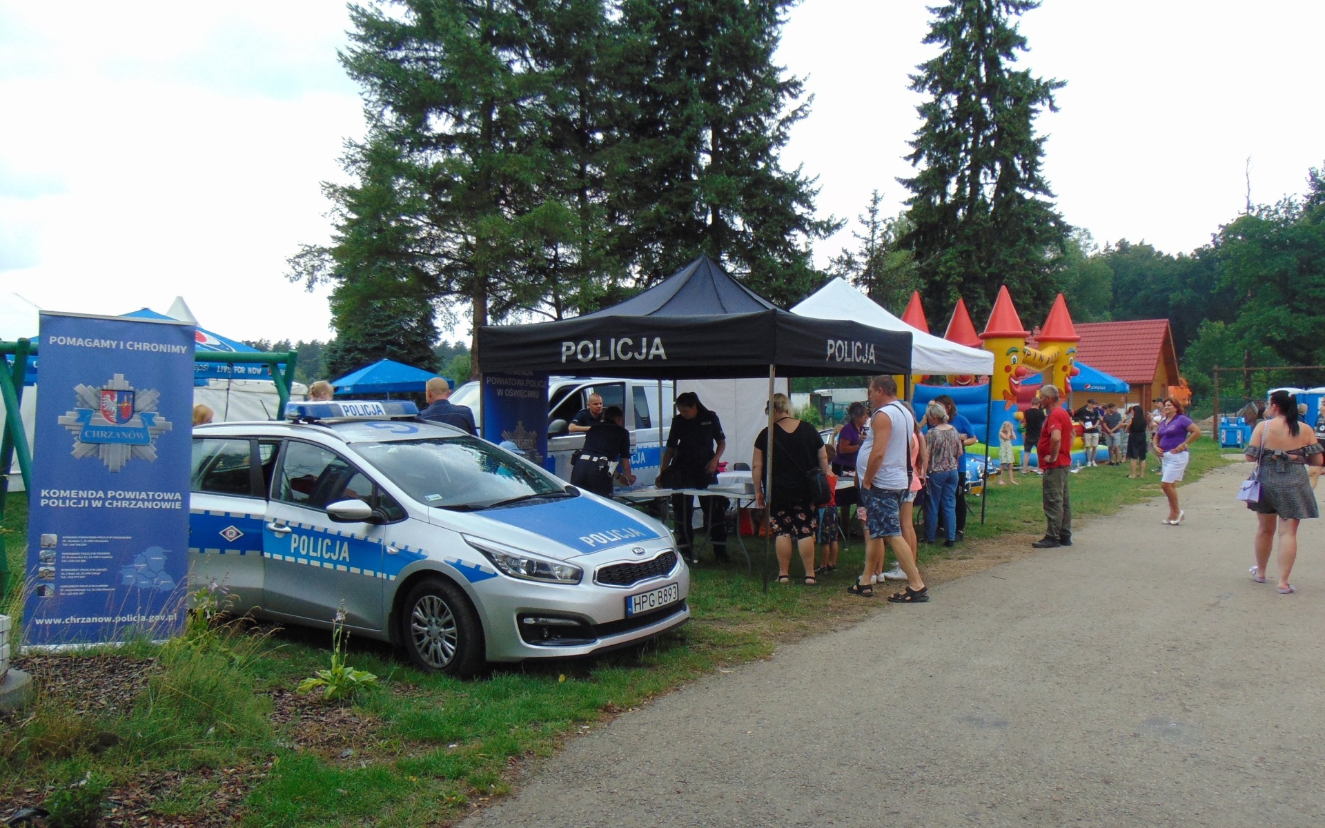 Policjanci promowali bezpieczeństwo podczas charytatywnego pikniku na rzecz leczenia chorej Milenki