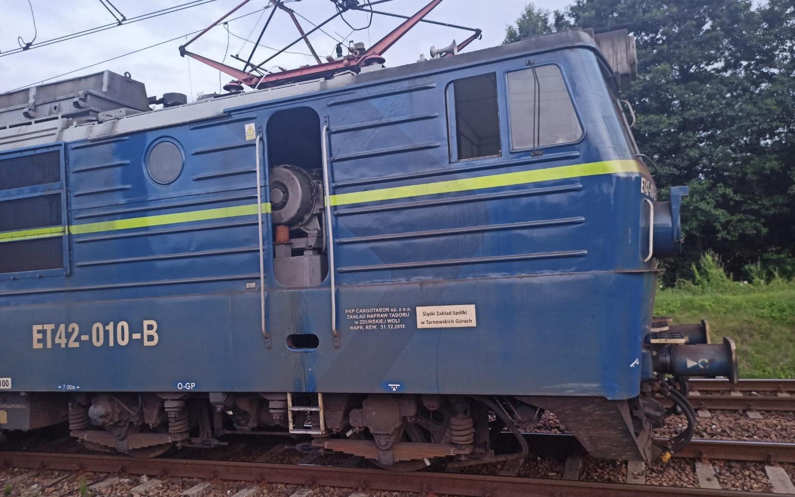 Niebezpieczne zdarzenia na przejazdach kolejowych. W Zatorze samochód zderzył się z pociągiem – ZDJĘCIA!