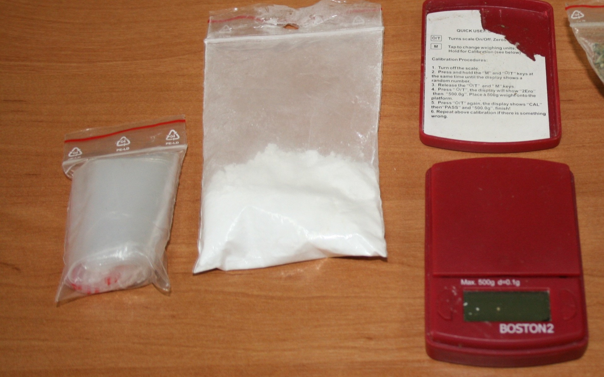 Policjanci zatrzymali podejrzanego o posiadanie narkotyków oraz  kierowanie pojazdem po użyciu alkoholu i środków odurzających