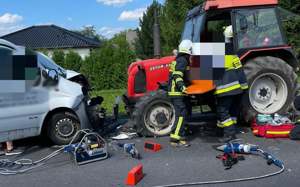 Poważny wypadek w Osieku. Bus zderzył się z ciągnikiem rolniczym – ZDJĘCIA!