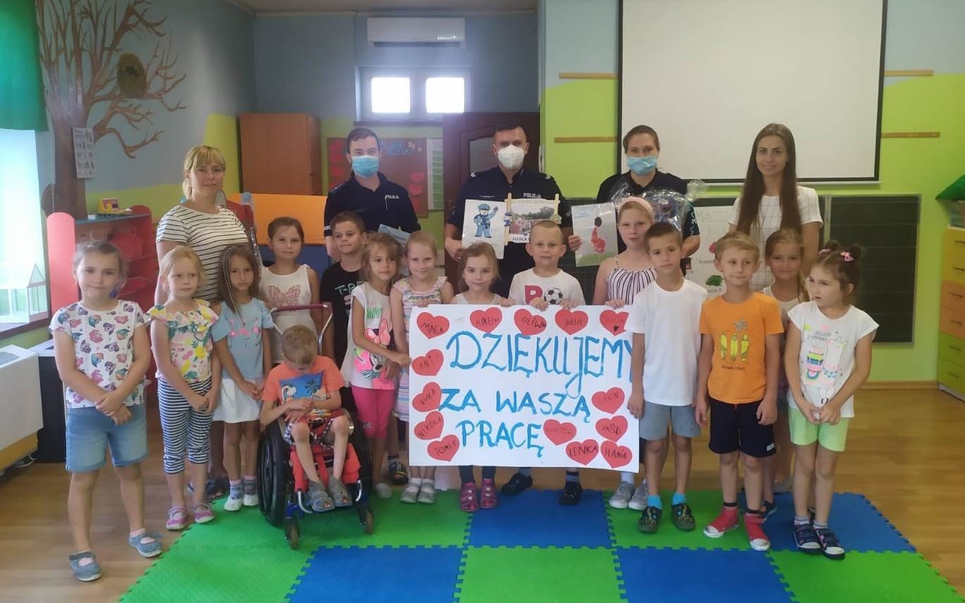 Wakacyjne, profilaktyczne spotkanie Policjantów z przedszkolakami z „Bajkowego Dworku”