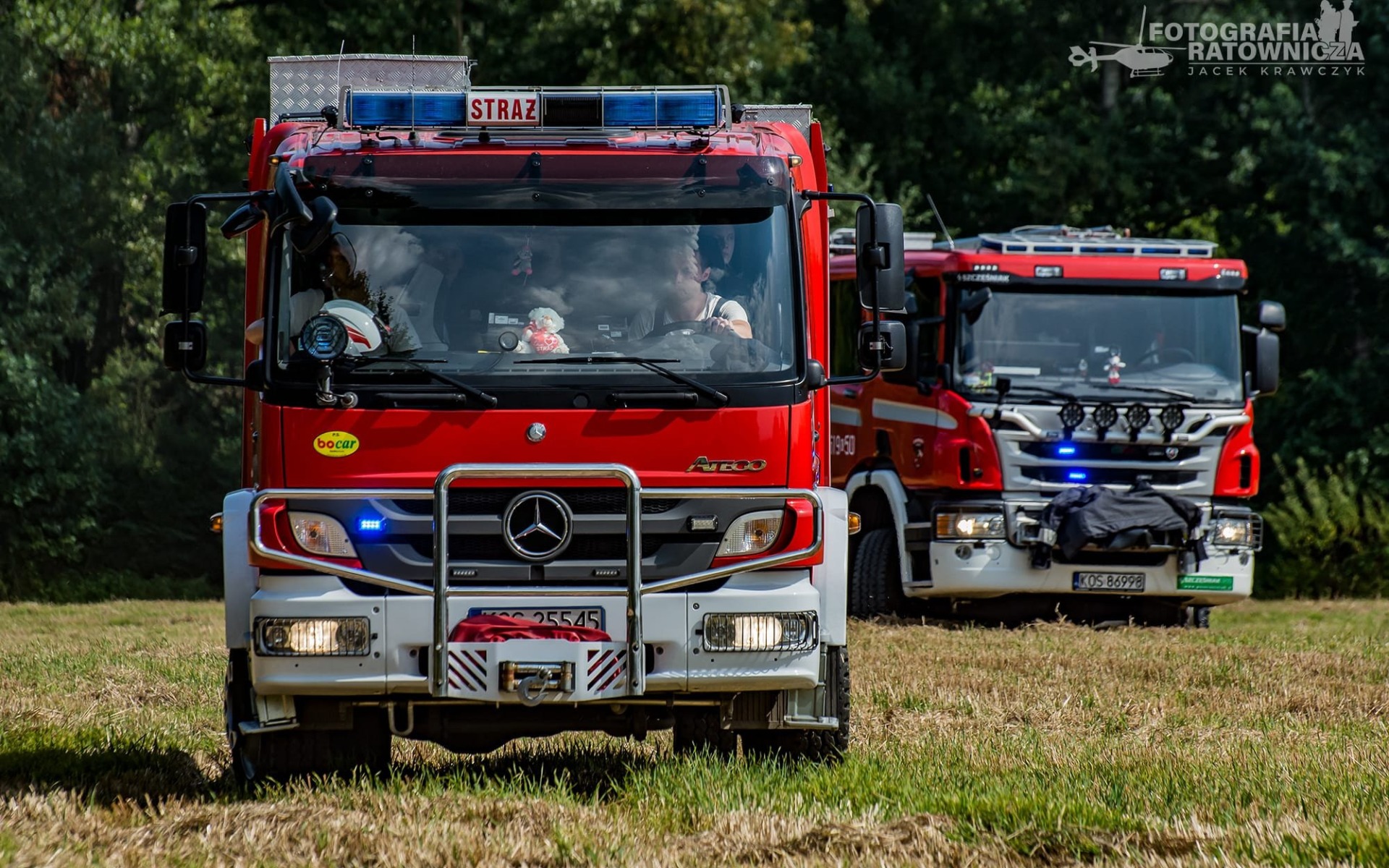 Niebezpieczny pożar w gminie Brzeszcze. Działania strażaków utrudniał silny wiatr – ZDJĘCIA!