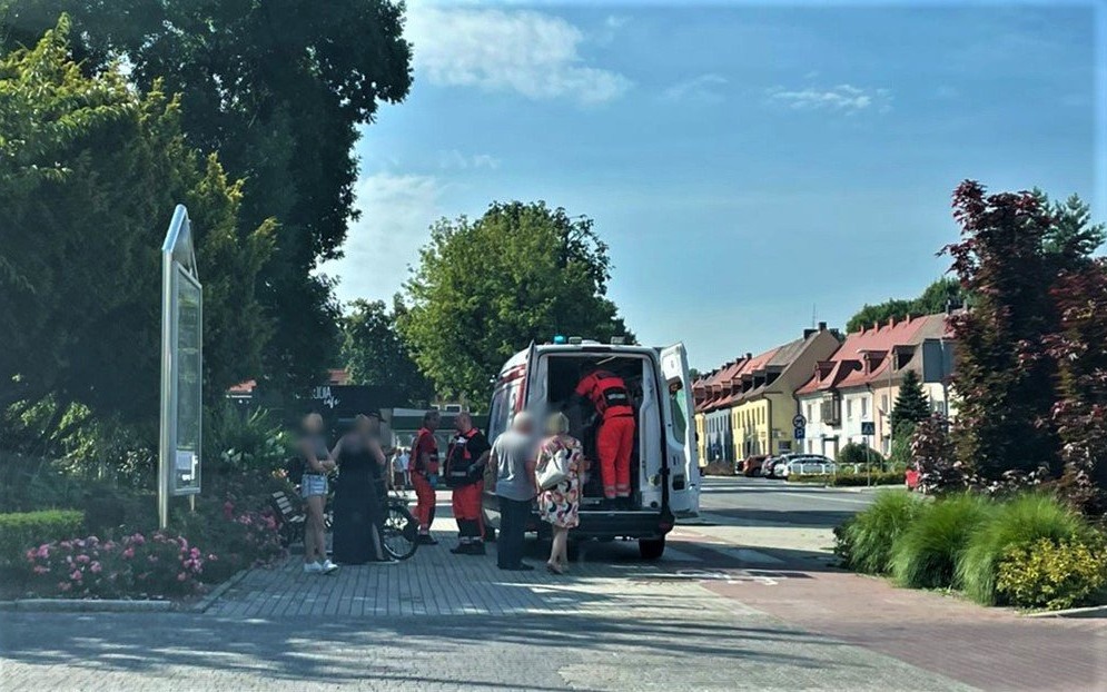 73-letnia rowerzystka najechała na tył samochodu osobowego