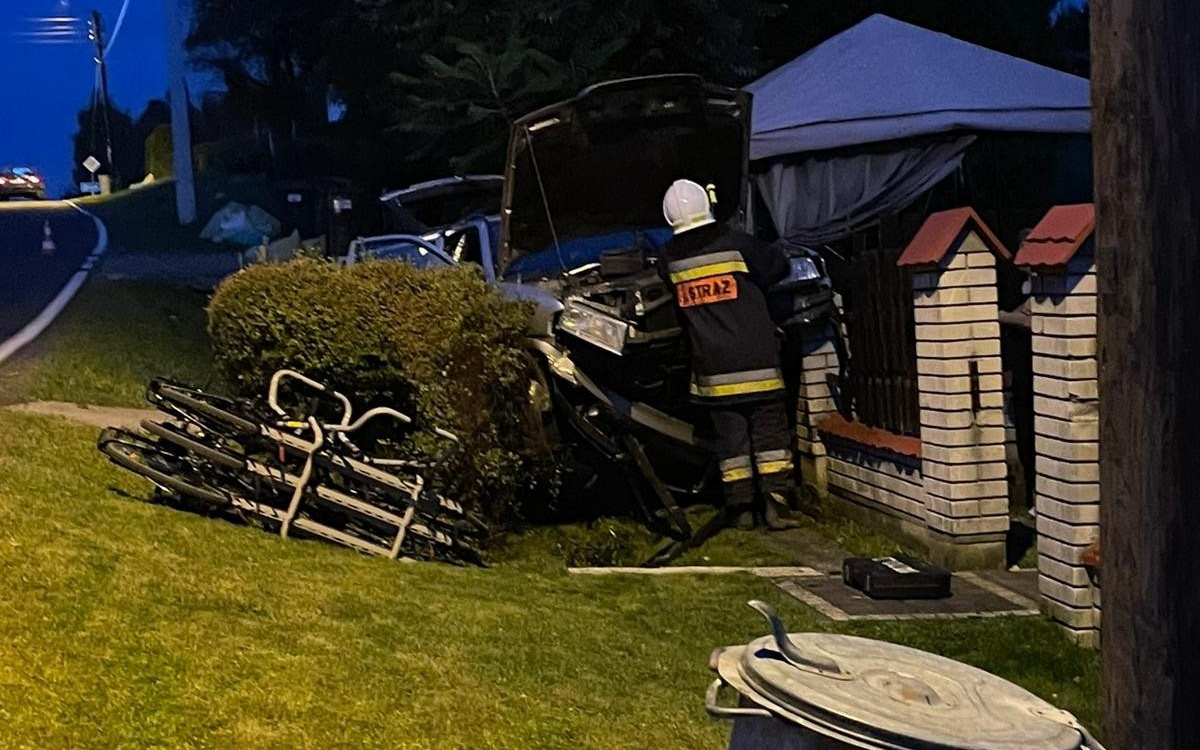 Samochód wypadł z jezdni i uderzył w ogrodzenie – ZDJĘCIA!