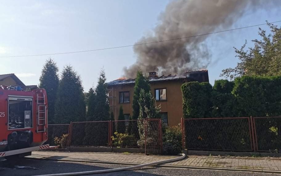 Pożar domu w Oświęcimiu. Kłęby dymu widoczne z kilkunastu kilometrów – ZDJĘCIA!