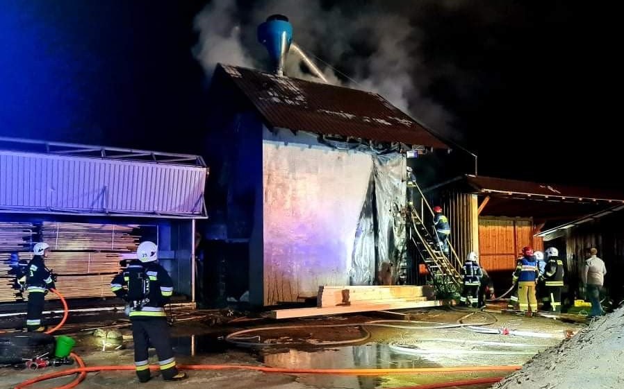 Pożar tartaku w Harmężach. W akcji kilkanaście zastępów straży pożarnej – ZDJĘCIA!