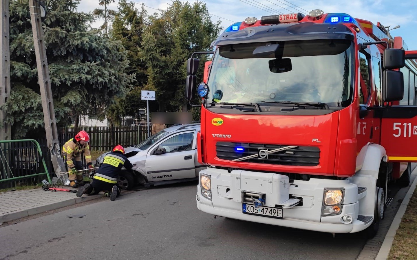 Nietrzeźwy kierowca przewoził dziecko a swoją jazdę zakończył na słupie energetycznym oraz uszkadzając inny pojazd – ZDJĘCIA!