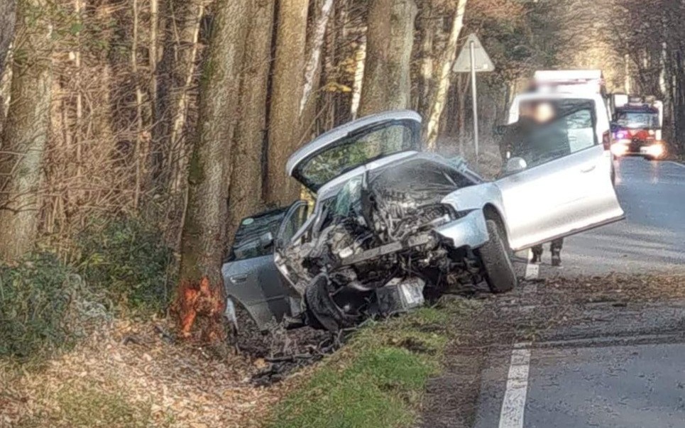 Poważny wypadek w Kętach. Strażacy ewakuują zakleszczoną osobę