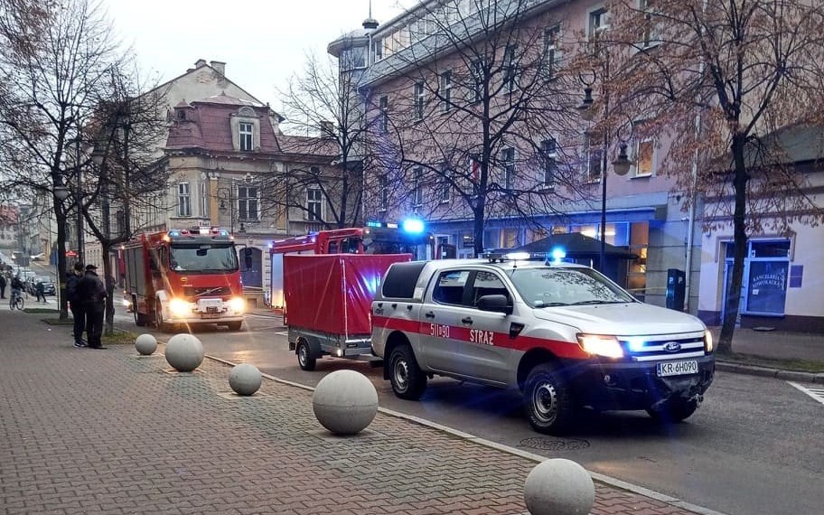 Przesyłka z nieznanym proszkiem w Chrzanowskim Sądzie. W akcji strażacy z JRG Oświęcim – [ZDJĘCIA]