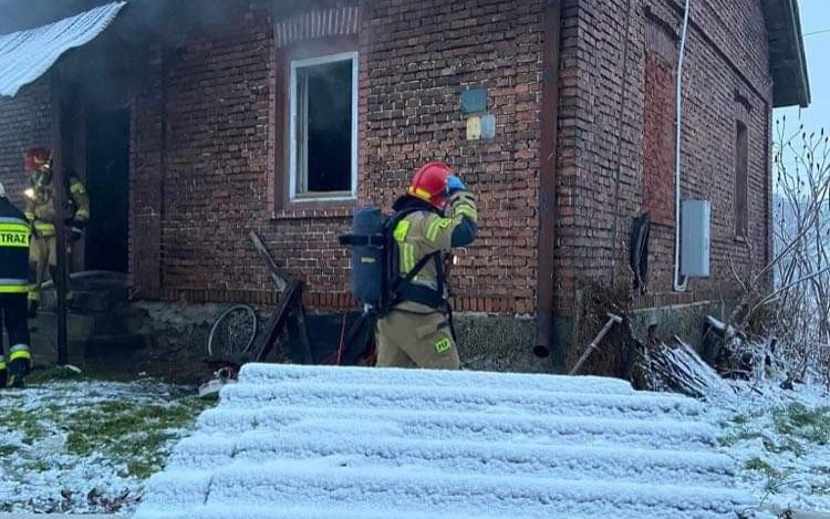 Tragiczny finał pożaru domu. Nie żyje jedna osoba – ZDJĘCIA!