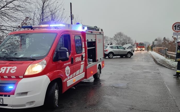 Kolizja drogowa w Bielanach. Policjanci przypominają zwolnij, bo na drogach ślisko