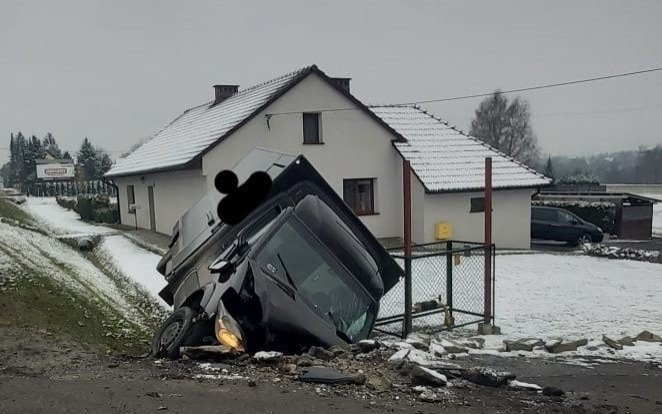 Kolizja drogowa w Bulowicach. Kierowca zasnął podczas jazdy