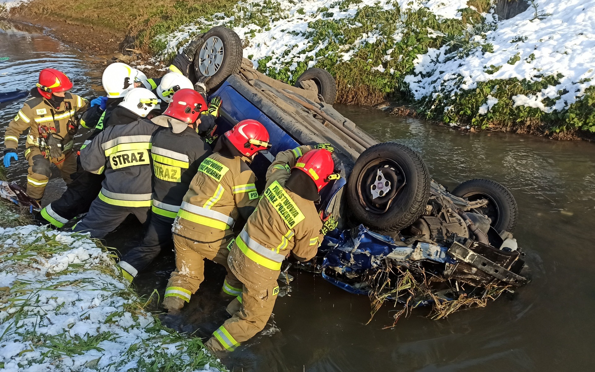Samochód wpadł do rzeki. Trwa RKO kobiety – ZDJĘCIA!