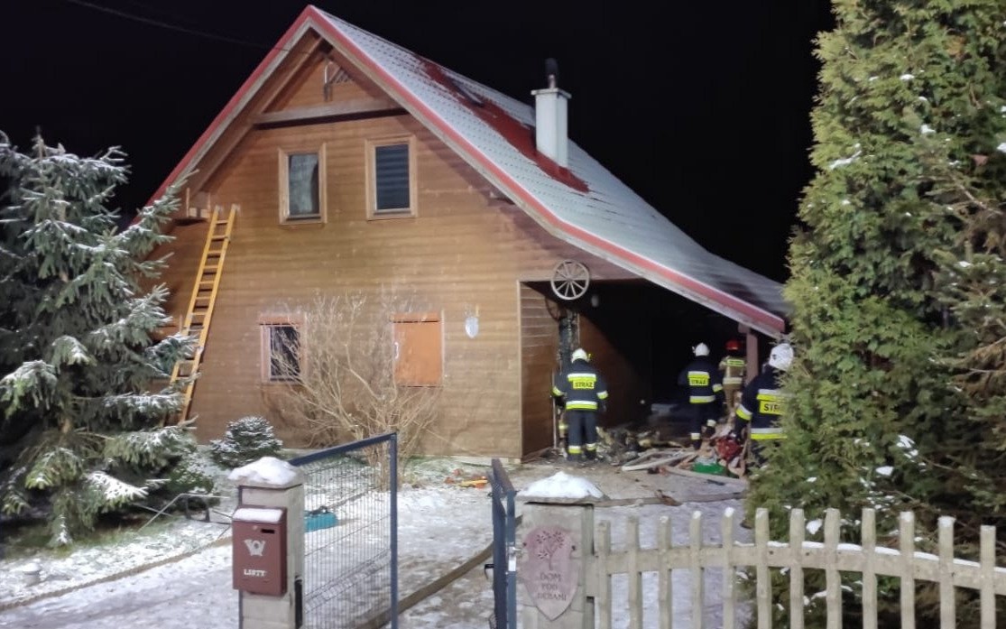 Tragiczny pożar budynku w Pławach. Nie żyją zwierzęta domowe – ZDJĘCIA!